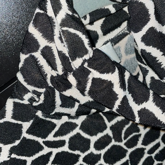 Black & white top.  Size M.  Stretchy - Picture 4 of 4